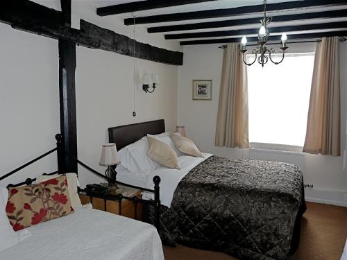 um quarto com uma cama grande e uma janela em The Croft em Bridgnorth