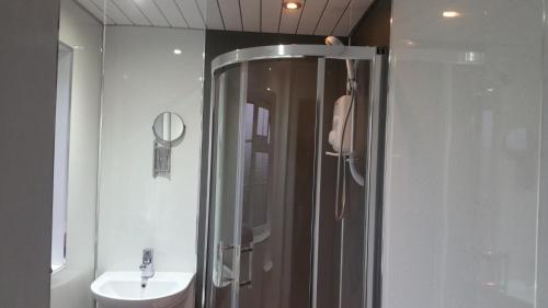 ein Bad mit einer Dusche und einem Waschbecken in der Unterkunft Tower Hill House Basingstoke in Basingstoke