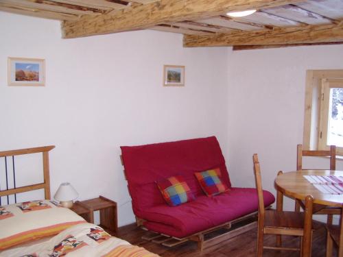 een woonkamer met een rode bank en een tafel bij Jafura in Dolná Turecká