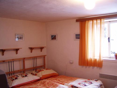een slaapkamer met 2 bedden en een raam bij Jafura in Dolná Turecká