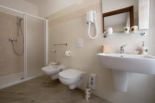 ロナートにあるI Colli del Gardaのバスルーム(洗面台、トイレ、シャワー付)
