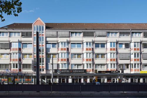 ein Gebäude mit einer Uhr auf der Seite in der Unterkunft Zi Hotel in Karlsruhe