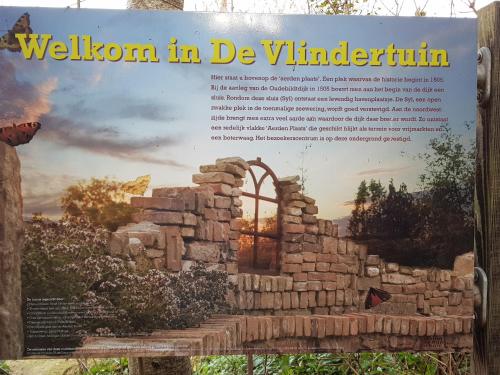 a book about the ruins of a building at Logement 'De witte klok' in Oude Bildtzijl