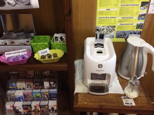 una máquina de coser sentada en un estante en una tienda en PR Badalada, en Santiago de Compostela