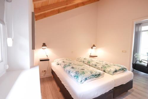een slaapkamer met een bed in een kamer bij Erve Fakkert in Rossum