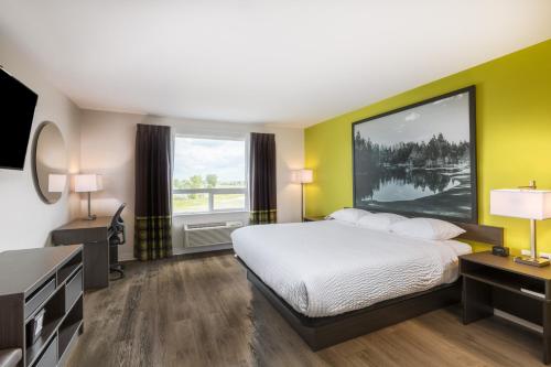 Super 8 by Wyndham Winnipeg East MB Image