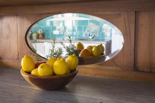 a bowl of lemons on a table in a mirror at Balcones de Piedad in Los Balcones