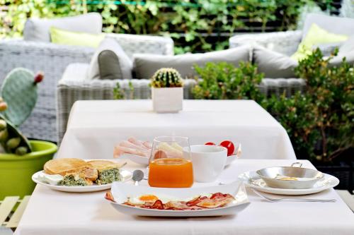 ローマにあるヴィーコ ルームス & テラスの朝食用の食材のトレイ