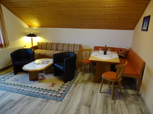 Posedenie v ubytovaní Ferienwohnung Hierzegger