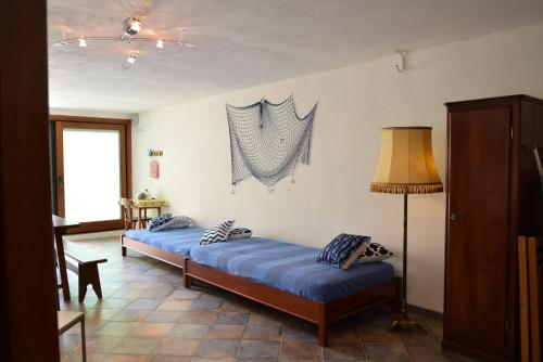 サンタ・マリア・ナヴァッレゼにあるApartment Bluのベッドルーム(ベッド2台、ランプ付)