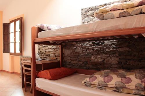 Pania forata hostel emeletes ágyai egy szobában