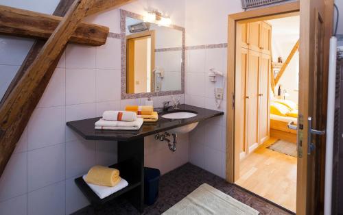 bagno con lavandino e specchio di Obstbauernhof Fohlenhof a Lasa