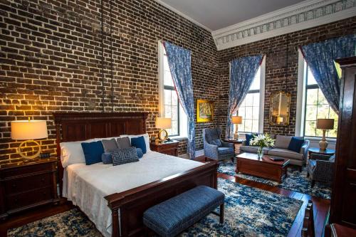 Uma área de estar em East Bay Inn, Historic Inns of Savannah Collection
