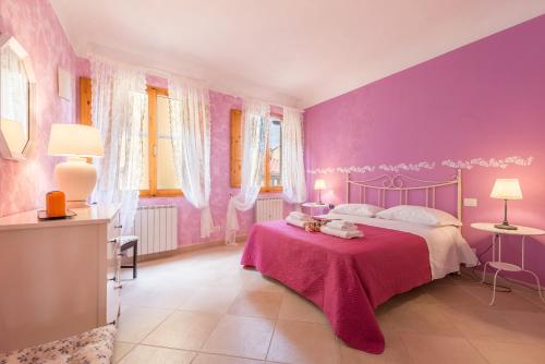 フィレンツェにあるColorful Sant'Ambrogioのピンクの壁のベッド付きのピンクのベッドルーム