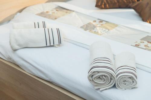 Una cama blanca con dos toallas. en Guesthouse BED 4 YOU en Zagreb