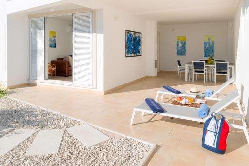 a living room with a couch and a table at Belado Residence Bol in Bol