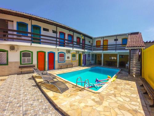 une piscine devant un bâtiment dans l'établissement Pousada Primavera, à Parati