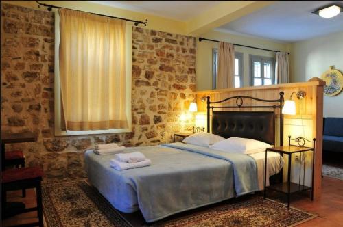 1 dormitorio con 1 cama con toallas en Platanos in the castle, en Ioannina