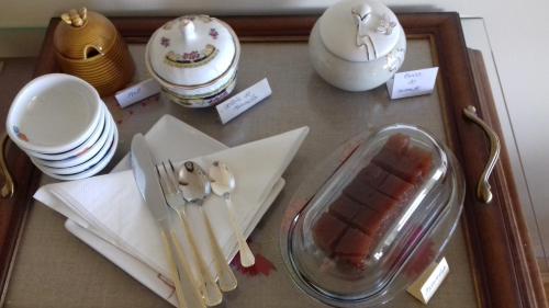un vassoio con piatti e utensili su un tavolo di Casa De Besteiros a Arneiro da Volta