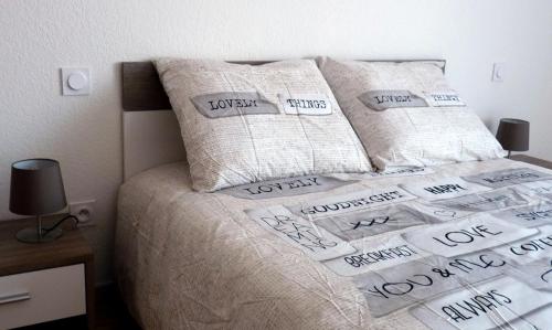 Säng eller sängar i ett rum på Centre Ville Saint-Martin