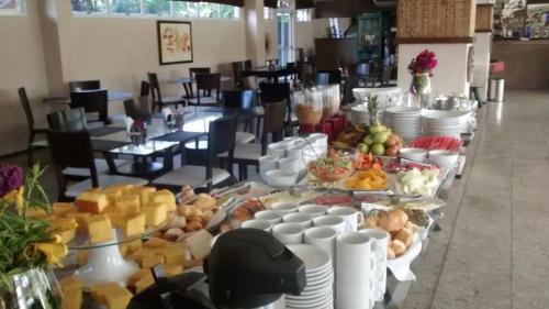 ein Buffet mit Essen auf einem Tisch in einem Restaurant in der Unterkunft Aptos Gran Lencois Flat Res. in Barreirinhas