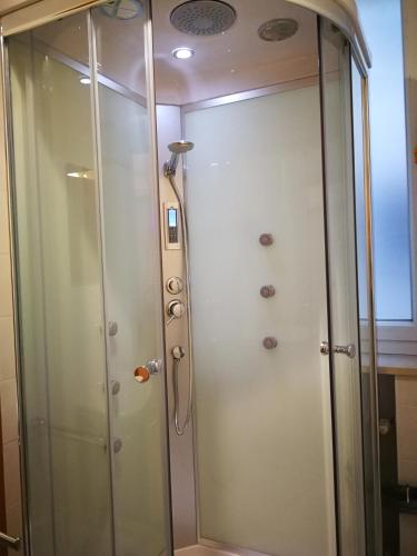 cabina de ducha en un crucero en Central Rooms, en Bolzano