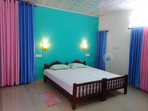 Postel nebo postele na pokoji v ubytování Munroe Coconut Homestay