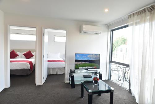Postel nebo postele na pokoji v ubytování Bealey Plaza Motel