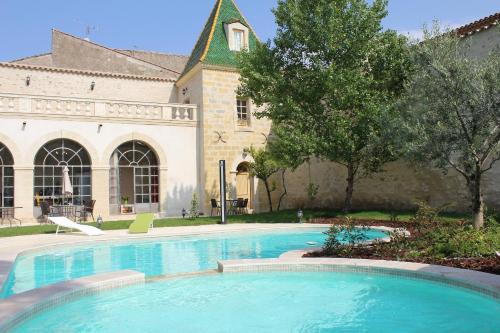 une grande piscine devant un immeuble dans l'établissement Les Galeries de Beaulac, à Pézenas