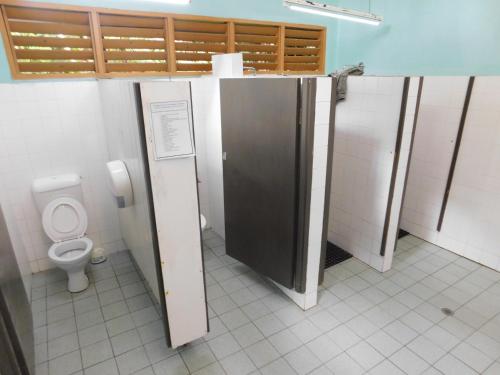uma casa de banho com um WC e uma cabina com uma porta em Rainforest Eco Lodge em Suva
