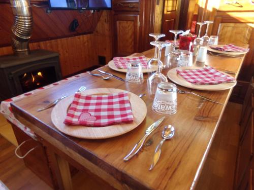drewniany stół z płytami i naczyniami w obiekcie ibaia le bonheur w mieście Frontignan