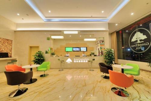 HelixiにあるGreenTree Inn AnHui Ningguo Ningguo Avenue Business Hotelのロビー(椅子、テーブル付)、待合室を併設しています。