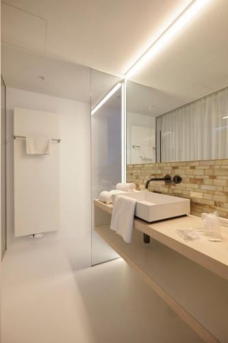a bathroom with a sink and a mirror at Parkhotel Roeselare in Roeselare