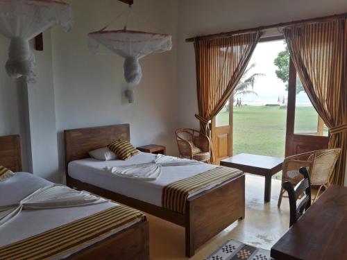 Postel nebo postele na pokoji v ubytování Muthumuni Ayurveda Beach Resort