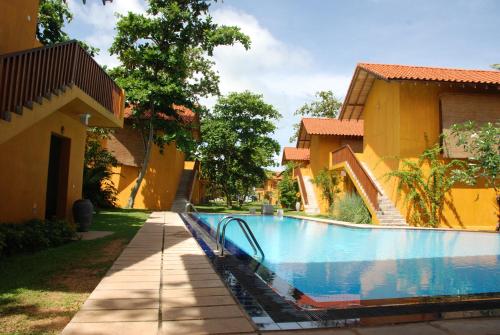 Bazén v ubytování Muthumuni Ayurveda Beach Resort nebo v jeho okolí