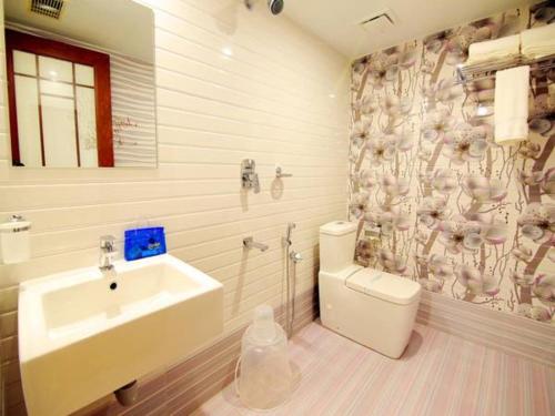 アレッピーにあるHotel A J Parkの洗面台とトイレ付きのバスルーム