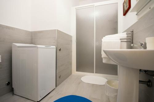 a white bathroom with a sink and a shower at Villa Barbara...a 100 passi dal mare!!!! in Lascari