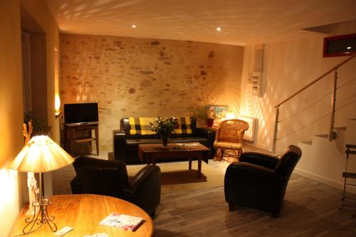 un salon avec un canapé et une table dans l'établissement Les gites d'Hellen 2, à Logonna-Daoulas