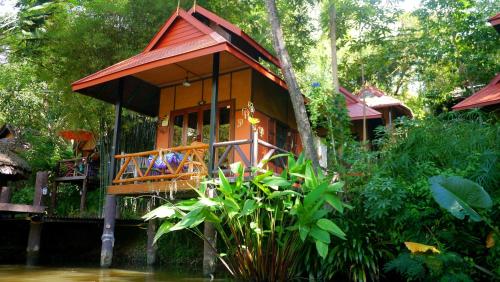 a tree house in the middle of a river at Pho Rak Nah Pai in Pai