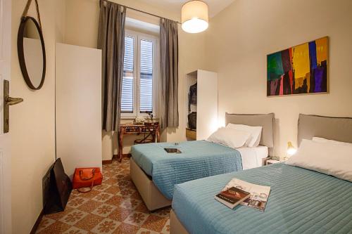 pokój hotelowy z 2 łóżkami i oknem w obiekcie RomaAmor w Rzymie