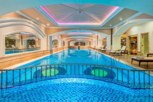 The swimming pool at or close to Elite World Van