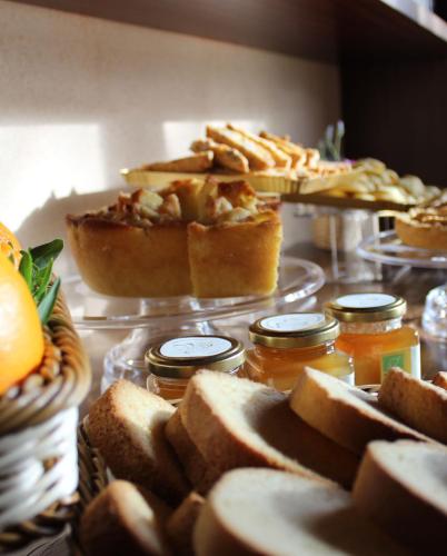 a buffet of pies and jams and bread on a table at Tenuta Agricola dell'Uccellina in Talamone