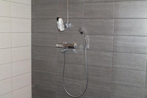 eine Dusche mit Duschkopf im Bad in der Unterkunft Lake Cottage Koivuniemi in Kolinkylä