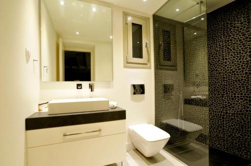パティティリにあるVilla Paparounaのバスルーム(洗面台、トイレ、シャワー付)