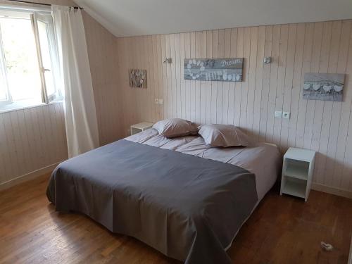 une chambre avec un grand lit avec deux oreillers dans l'établissement Gite le Courbat, à Le Liège