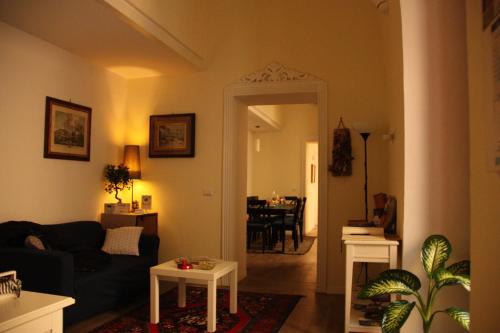 een woonkamer met een bank en een tafel bij B&B Il Conservatorio in Napels