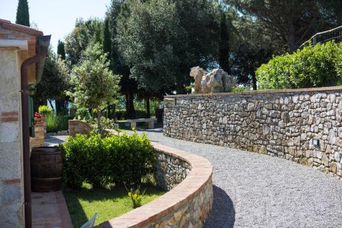 a stone retaining wall with a stone path at Agriturismo Borghetto Il Montino in Rapolano Terme