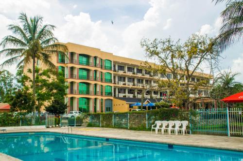 ein Hotel mit einem Swimmingpool vor einem Gebäude in der Unterkunft Lake View Resort Hotel in Mbarara