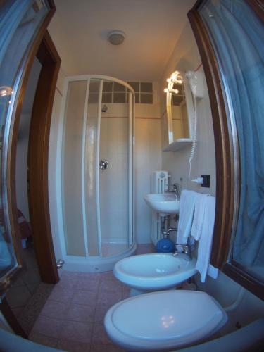 フィウマルボにあるAlbergo Bel Soggiornoのバスルーム(洗面台2台、シャワー、トイレ付)