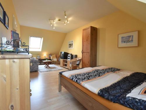 a bedroom with a bed and a living room at Hübsches Appartement in Am Salzhaff mit Kamin in Rakow